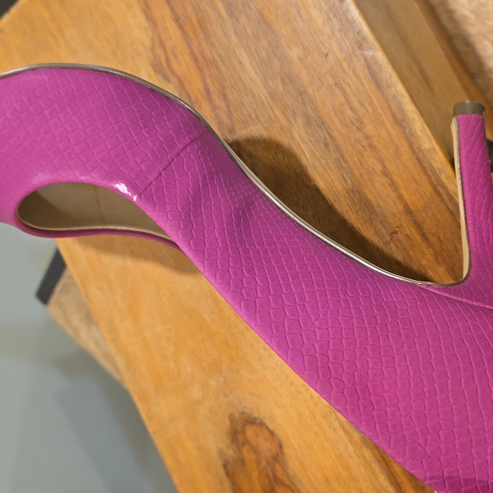 BCBGeneration Vibrant Pink Textured Pointed Toe Heels Size 8.5 - Picture 8 of 16